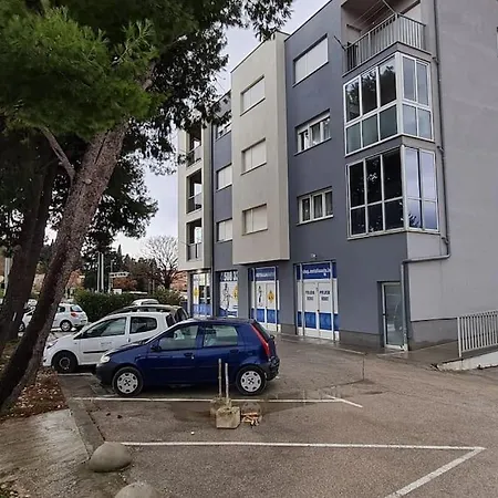 Comfortable Two Bedroom Apartment *